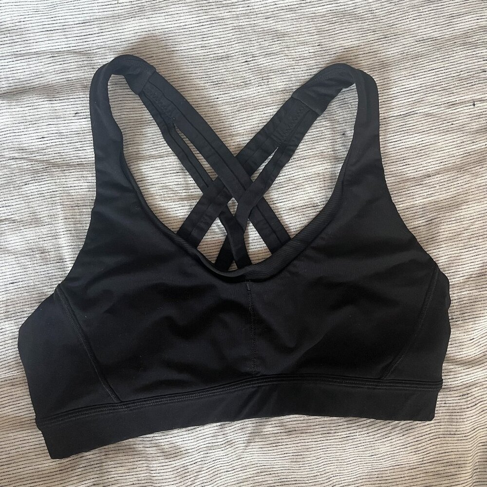 Lululemon sports bra with pockets on front criss cross back